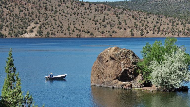 在俄勒冈中部地区普赖恩维尔水库州立公园泛舟
