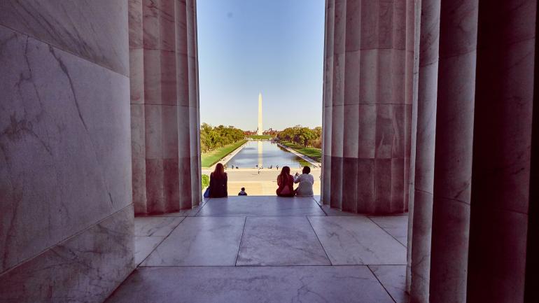 从华盛顿特区的林肯纪念堂欣赏华盛顿纪念碑