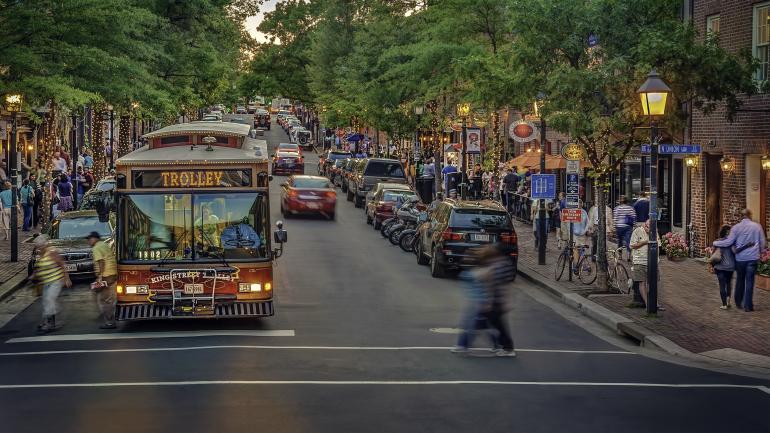 弗吉尼亚州亚历山德里亚熙攘的国王街