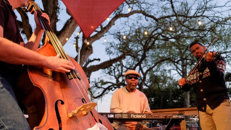 现场乐队在 Rikenjaks Brewing Company 酿酒厂的庭院中表演