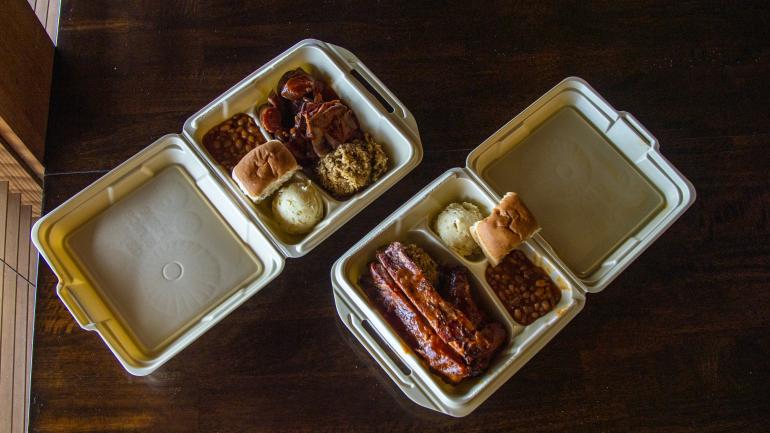 当地餐厅的丰盛拼盘特色午餐