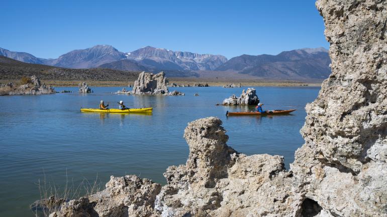 在莫诺湖上划皮划艇欣赏石灰华岩层地貌