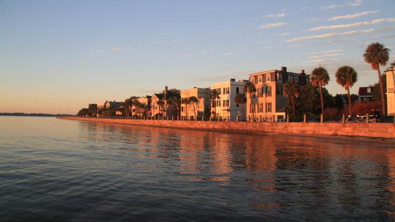 南卡罗来纳州查尔斯顿海滨历史悠久的房屋 南卡罗来纳州查尔斯顿海滨历史悠久的房屋