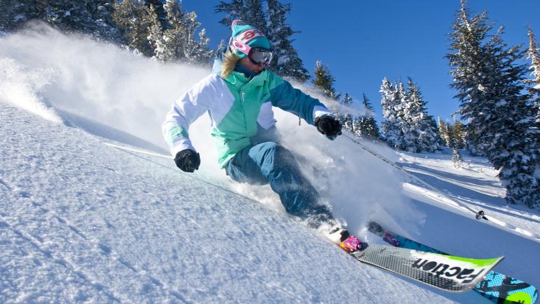 在美丽的马麦斯山山坡上滑雪