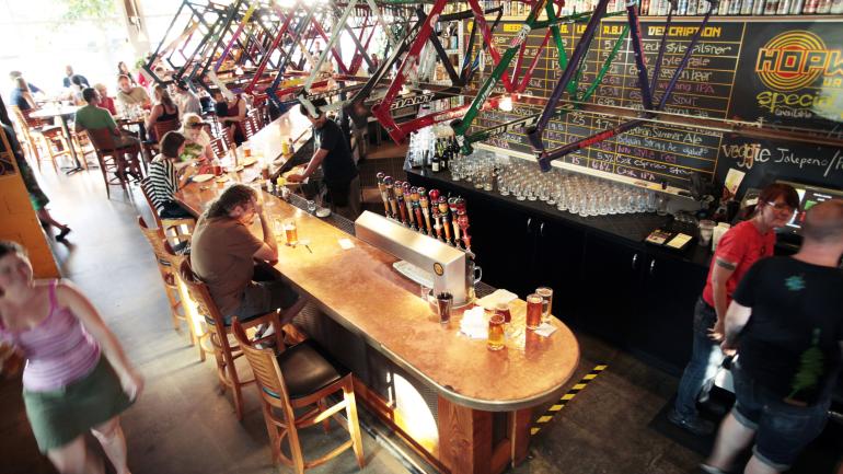 波特兰霍普沃克斯城市啤酒厂以自行车为灵感的装饰