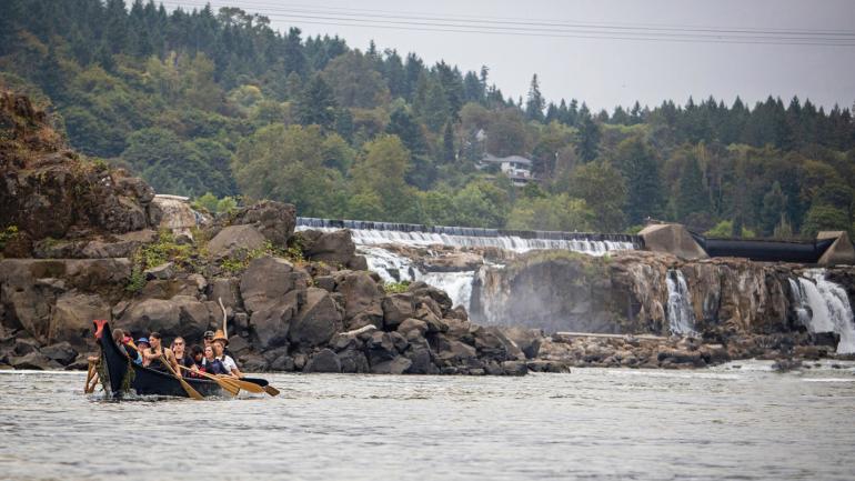 格兰德荣德部落联盟成员在威拉米特河上划船 格兰德荣德部落联盟成员在威拉米特河上划船