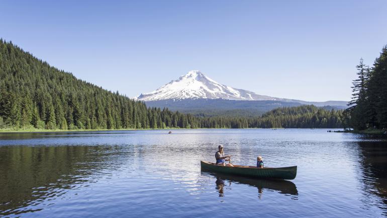 在胡德山脚下的延龄草湖上划独木舟