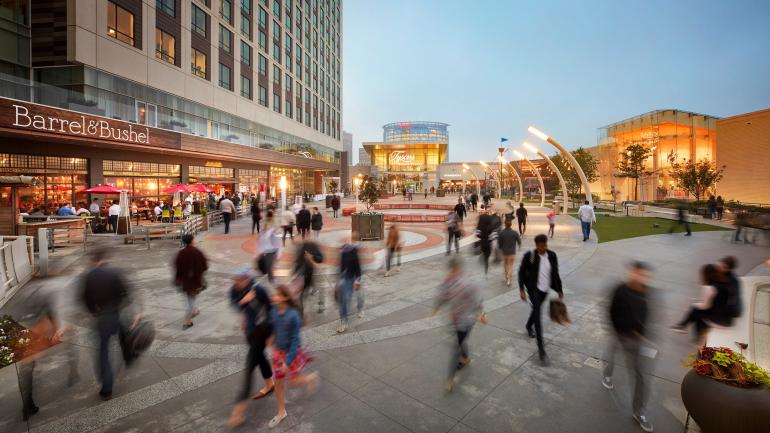 泰森斯角购物中心热闹的户外广场上商店餐厅林立