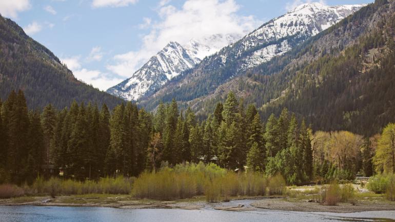 崎岖但美丽的瓦洛厄山脉