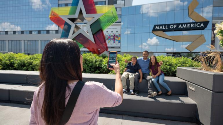 一家人在明尼苏达州布鲁明顿的美国商城外合影 一家人在明尼苏达州布鲁明顿的美国商城外合影