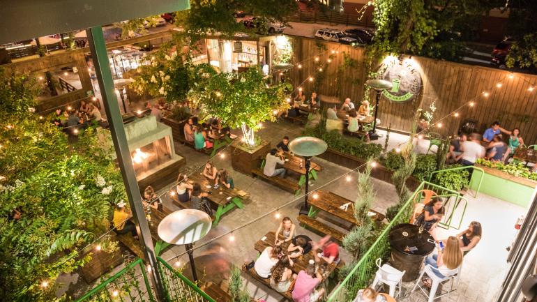 罗利啤酒园热火朝天的晚餐服务 罗利啤酒园热火朝天的晚餐服务