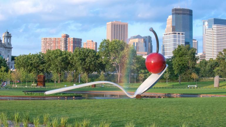 明尼苏达州明尼阿波利斯雕塑公园中克拉斯·奥尔登堡和库斯耶·范布鲁根共同完成的汤匙桥与樱桃雕塑 明尼苏达州明尼阿波利斯雕塑公园中克拉斯·奥尔登堡和库斯耶·范布鲁根共同完成的汤匙桥与樱桃雕塑