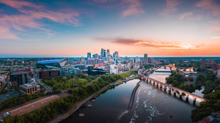 俯瞰密西西比河和明尼苏达州明尼阿波利斯的天际线 俯瞰密西西比河和明尼苏达州明尼阿波利斯的天际线