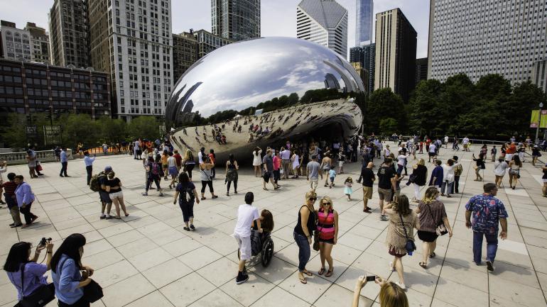 在伊利诺伊州芝加哥千禧公园的“豆子”雕塑前拍照 在伊利诺伊州芝加哥千禧公园的“豆子”雕塑前拍照