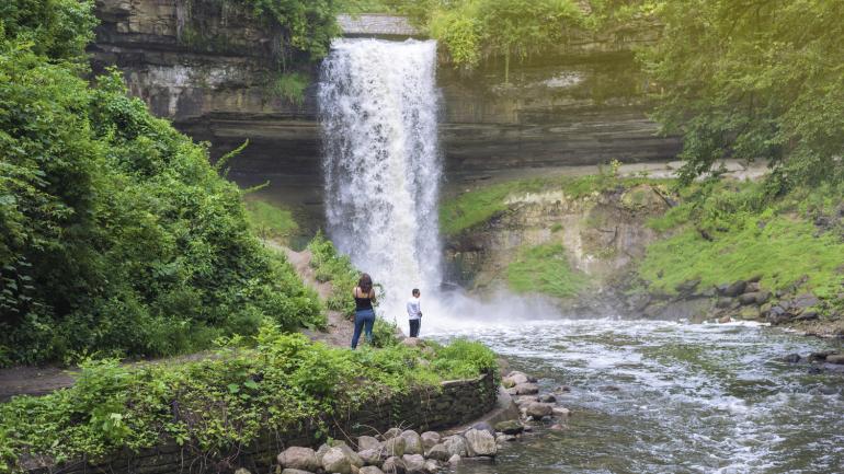 在明尼阿波利斯的明尼哈哈瀑布与明尼哈哈地区公园摄影留念 在明尼阿波利斯的明尼哈哈瀑布与明尼哈哈地区公园摄影留念