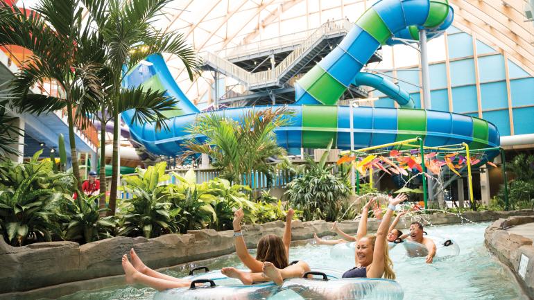 一家人在 Kartrite 度假村和室内水上公园的平缓河道内玩漂流