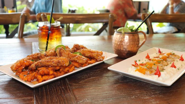 Farlow's on the Water 餐厅的美味菜肴和精酿鸡尾酒