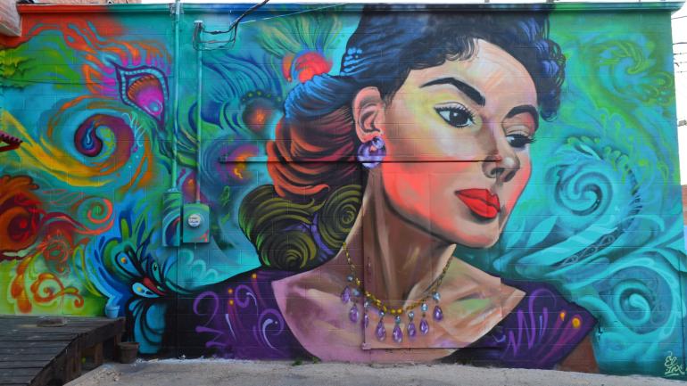 画笔小巷 50 余幅壁画之一