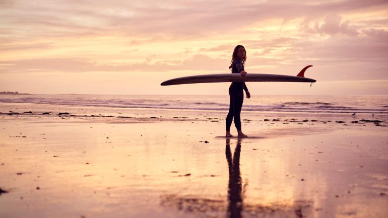 缅因州比迪福德海滩上的冲浪者