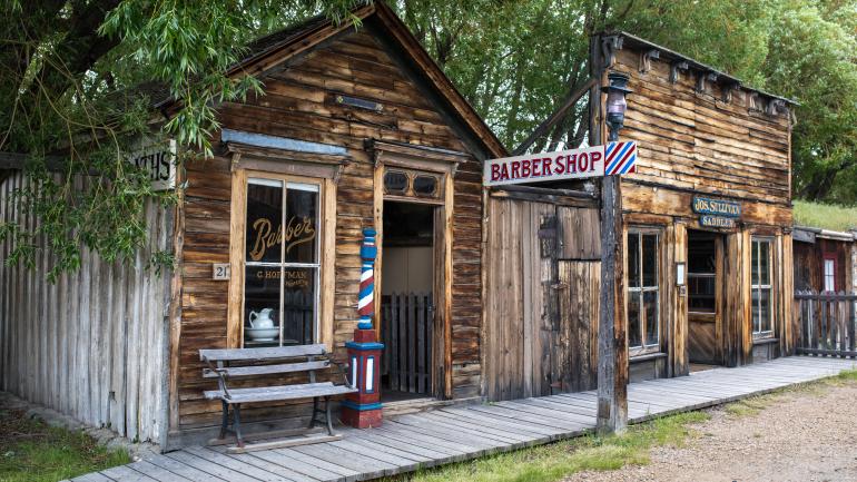 内华达城内一家老式理发店外的木板人行道 内华达城内一家老式理发店外的木板人行道