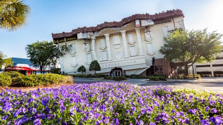 独特的建筑内设有奥兰多颠倒屋 (WonderWorks Orlando) 心灵游乐园