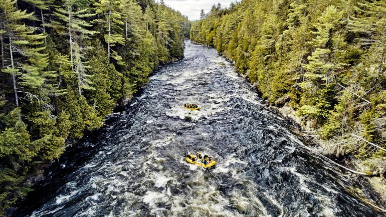缅因州肯纳贝克山谷的白水漂流