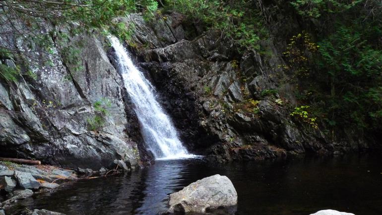 缅因州卡勒巴西特谷的壮美瀑布