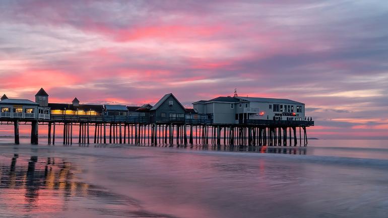在缅因州老兰花海滩的码头上欣赏大西洋日出美景 在缅因州老兰花海滩的码头上欣赏大西洋日出美景