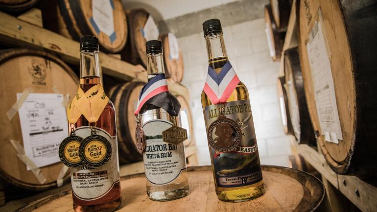 Alligator Bay Distillers 蒸馏酒厂展示的屡获大奖的烈酒 Alligator Bay Distillers 蒸馏酒厂展示的屡获大奖的烈酒