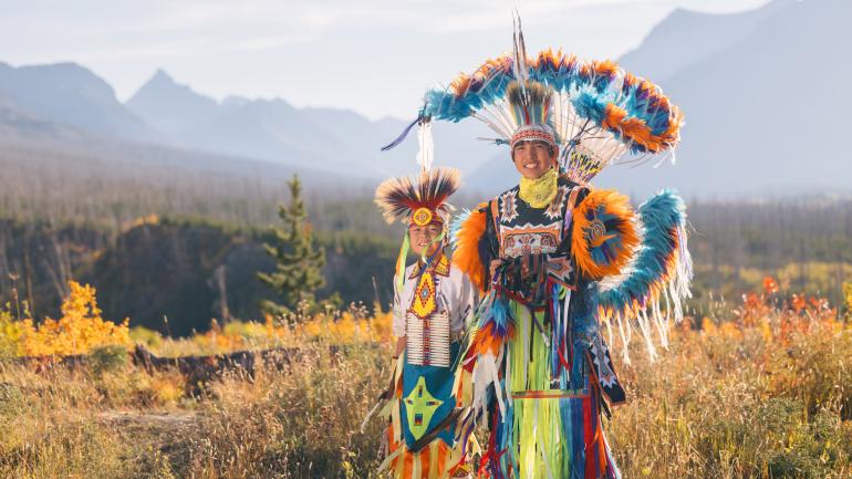 在蒙大拿州的荒野中穿着正宗部落服装的黑脚族舞者 在蒙大拿州的荒野中穿着正宗部落服装的黑脚族舞者