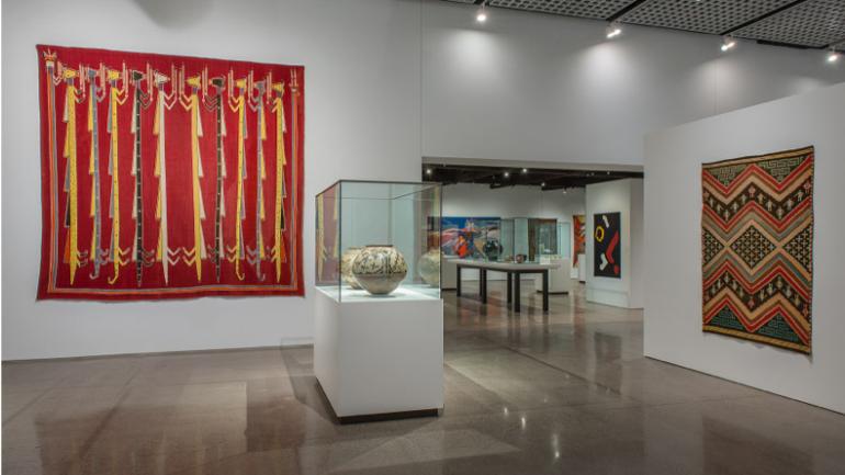 历史悠久的哈德博物馆中陈列的五颜六色的纺织品和陶器 历史悠久的哈德博物馆中陈列的五颜六色的纺织品和陶器