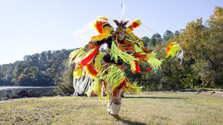 在俄克拉荷马州的文化节日上表演的切罗基艳丽舞者 在俄克拉荷马州的文化节日上表演的切罗基艳丽舞者