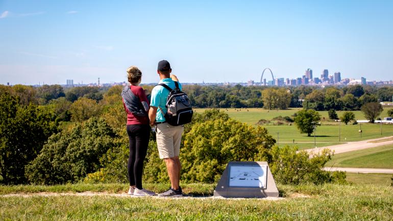 从卡霍基亚土墩群州立历史遗址的古老土堆上欣赏密苏里州圣路易斯市 从卡霍基亚土墩群州立历史遗址的古老土堆上欣赏密苏里州圣路易斯市
