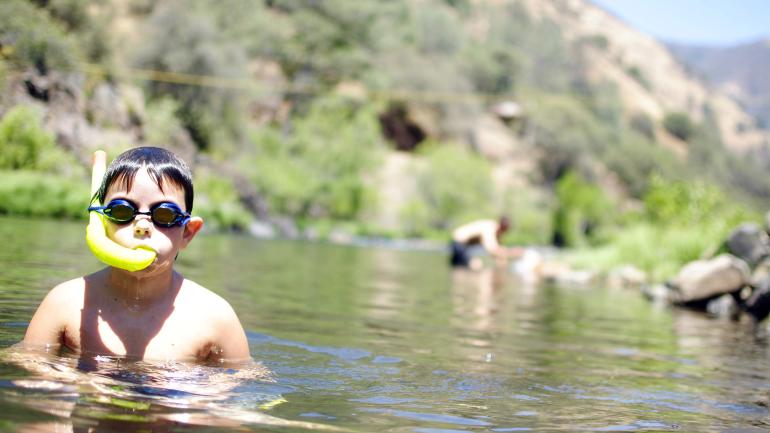 在麦西德河适合全家活动的水域上浮潜