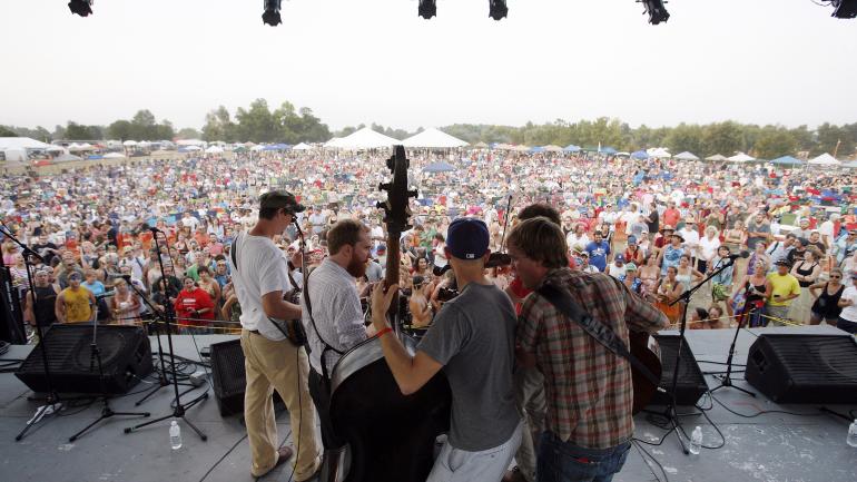 一年一度的欧文斯伯勒 ROMP 音乐节上的蓝草音乐表演