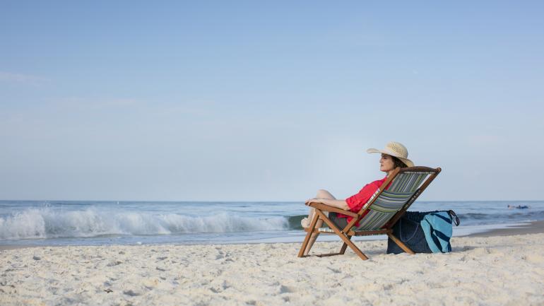 在阿拉巴马州格尔夫海岸的白沙滩上的躺椅上放松 在阿拉巴马州格尔夫海岸的白沙滩上的躺椅上放松