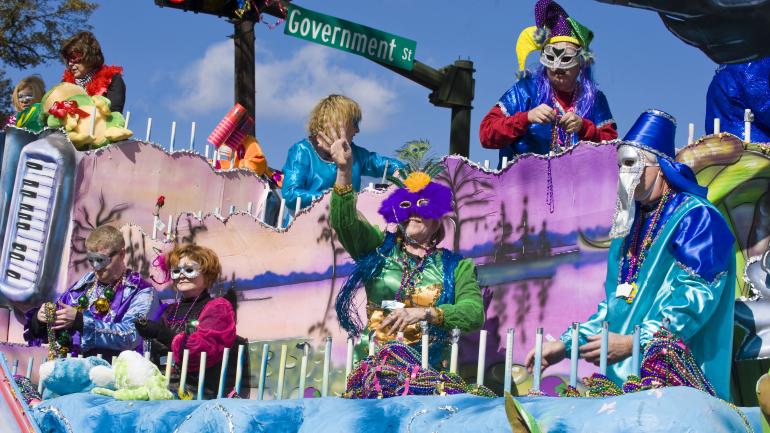 阿拉巴马州莫比尔新奥尔良狂欢节的参与者 阿拉巴马州莫比尔新奥尔良狂欢节的参与者