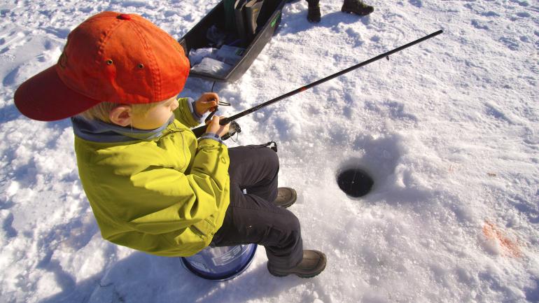 在阿纳康达的乔治敦湖上冰上垂钓 在阿纳康达的乔治敦湖上冰上垂钓