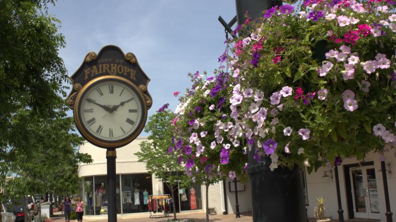 阿拉巴马州费尔霍普一条迷人的街道上,时钟与鲜花装饰 阿拉巴马州费尔霍普一条迷人的街道上,时钟与鲜花装饰