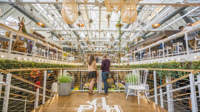 一对夫妻在 Anaheim Packing House 餐厅俯瞰所有的餐饮选择 一对夫妻在 Anaheim Packing House 餐厅俯瞰所有的餐饮选择