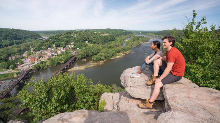 马里兰高地小径上的徒步者俯瞰着西弗吉尼亚州的哈珀斯费里