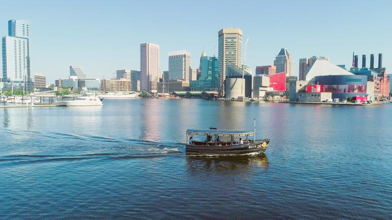 一辆水上巴士在马里兰州巴尔的摩的内港巡游 一辆水上巴士在马里兰州巴尔的摩的内港巡游