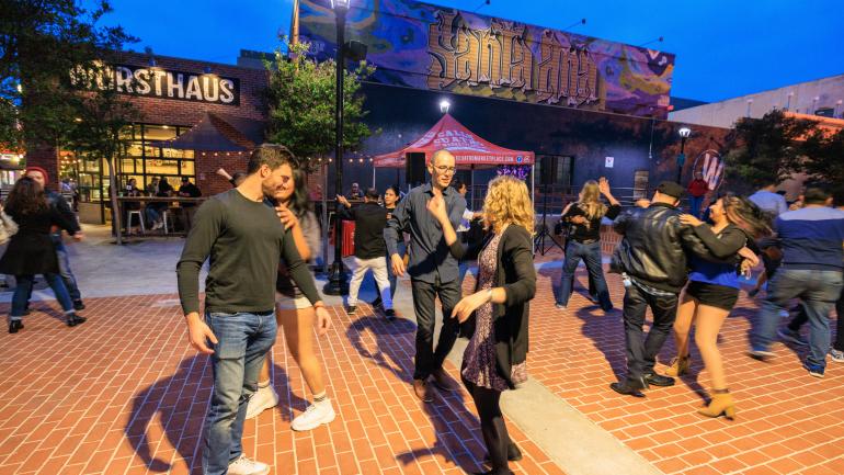 街头舞会的节庆欢乐氛围,这是圣塔安那备受欢迎的定期活动之一 街头舞会的节庆欢乐氛围,这是圣塔安那备受欢迎的定期活动之一