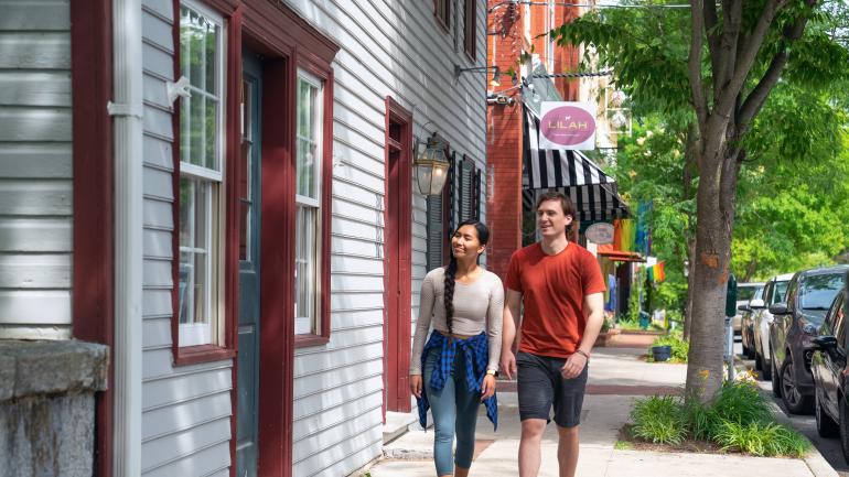 行人穿过西弗吉尼亚州谢泼兹敦镇中心