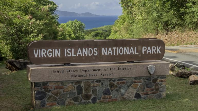 维尔京群岛国家公园的指示牌和美景