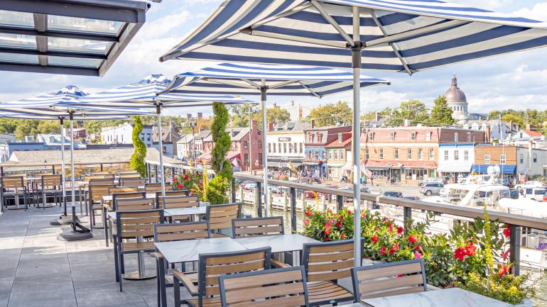 在马里兰州安纳波利斯的 The Choptank 餐厅屋顶可欣赏到安纳波利斯市码头的美景 在马里兰州安纳波利斯的 The Choptank 餐厅屋顶可欣赏到安纳波利斯市码头的美景