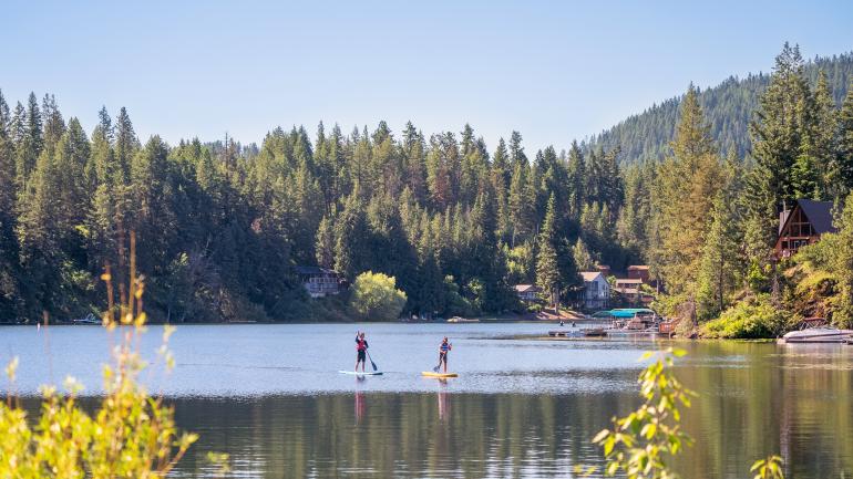在爱达荷州北部的斯皮里特湖上玩立式桨板