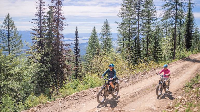 骑电动自行车游览爱达荷州桑德波因特附近的施维彻山