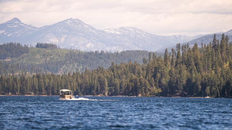 租一艘平底船，在爱达荷州的普利斯特湖上巡游，饱览山林美景