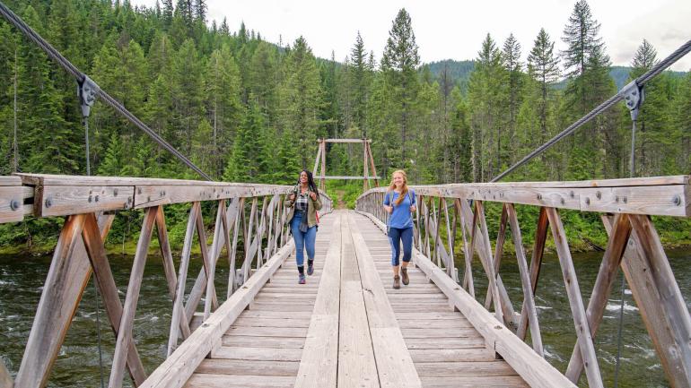 在爱达荷州洛厄尔附近风景优美的 12 号公路旁，沿洛克索河观光休闲